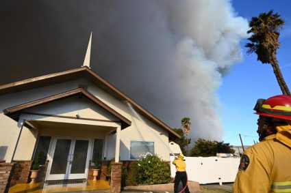 New explosive wildfire erupts near Los Angeles